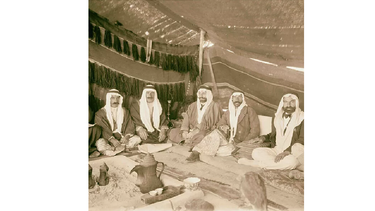 سلطان باشا ومرافقيه في خيمة بدوية في الأردن عام 1926