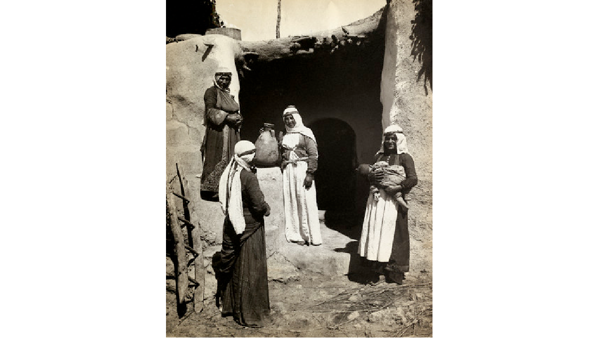 عائلة درزية في منزلهم في جبل الكرمل بالقرب من حيفا فلسطين – في عام 1900 م