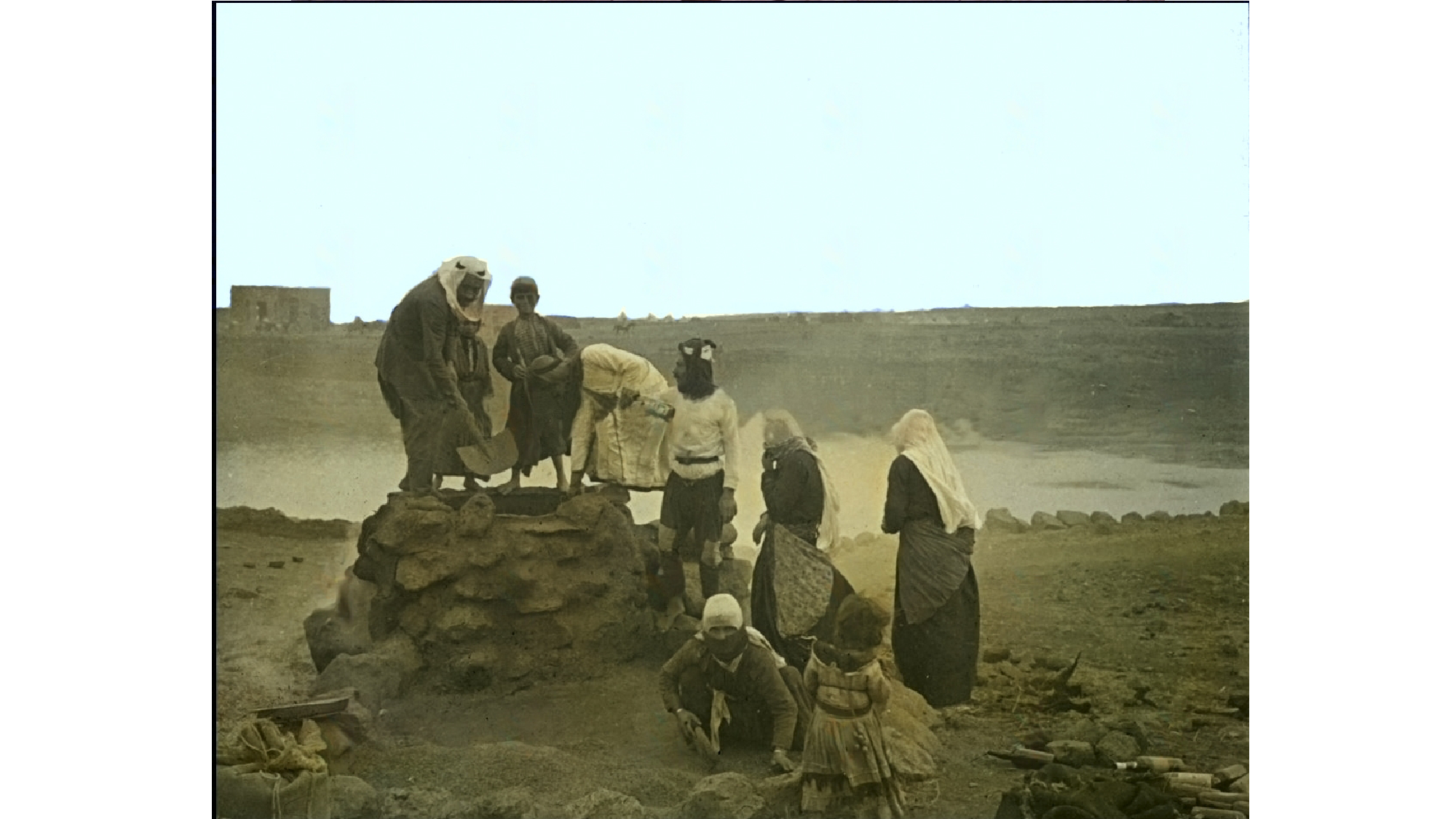 عائلة درزية تسلق القمح عام 1926م -جبل العرب