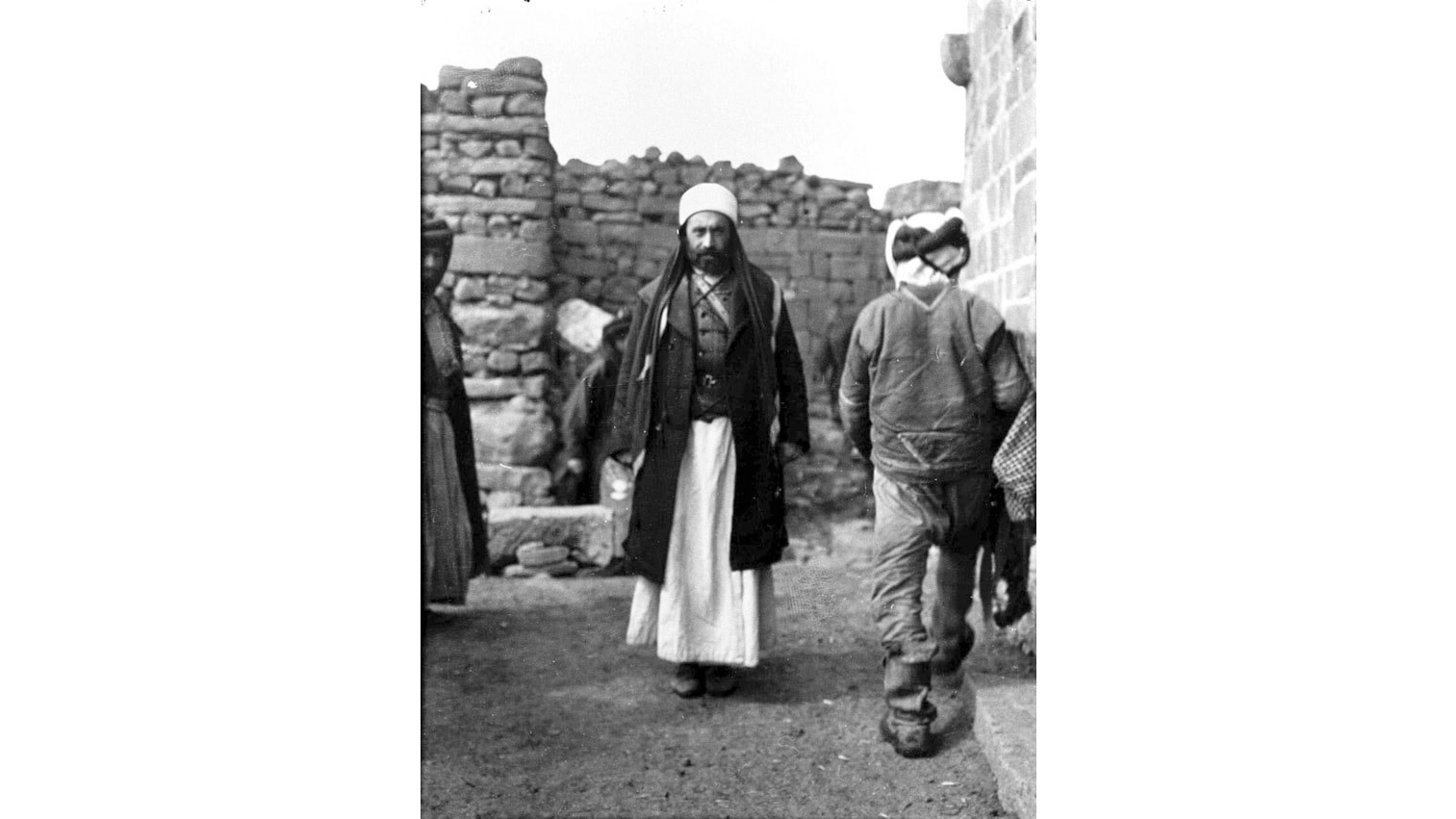 الشيخ نسيب الأطرش أمام مضافته في صلخد عام 1905