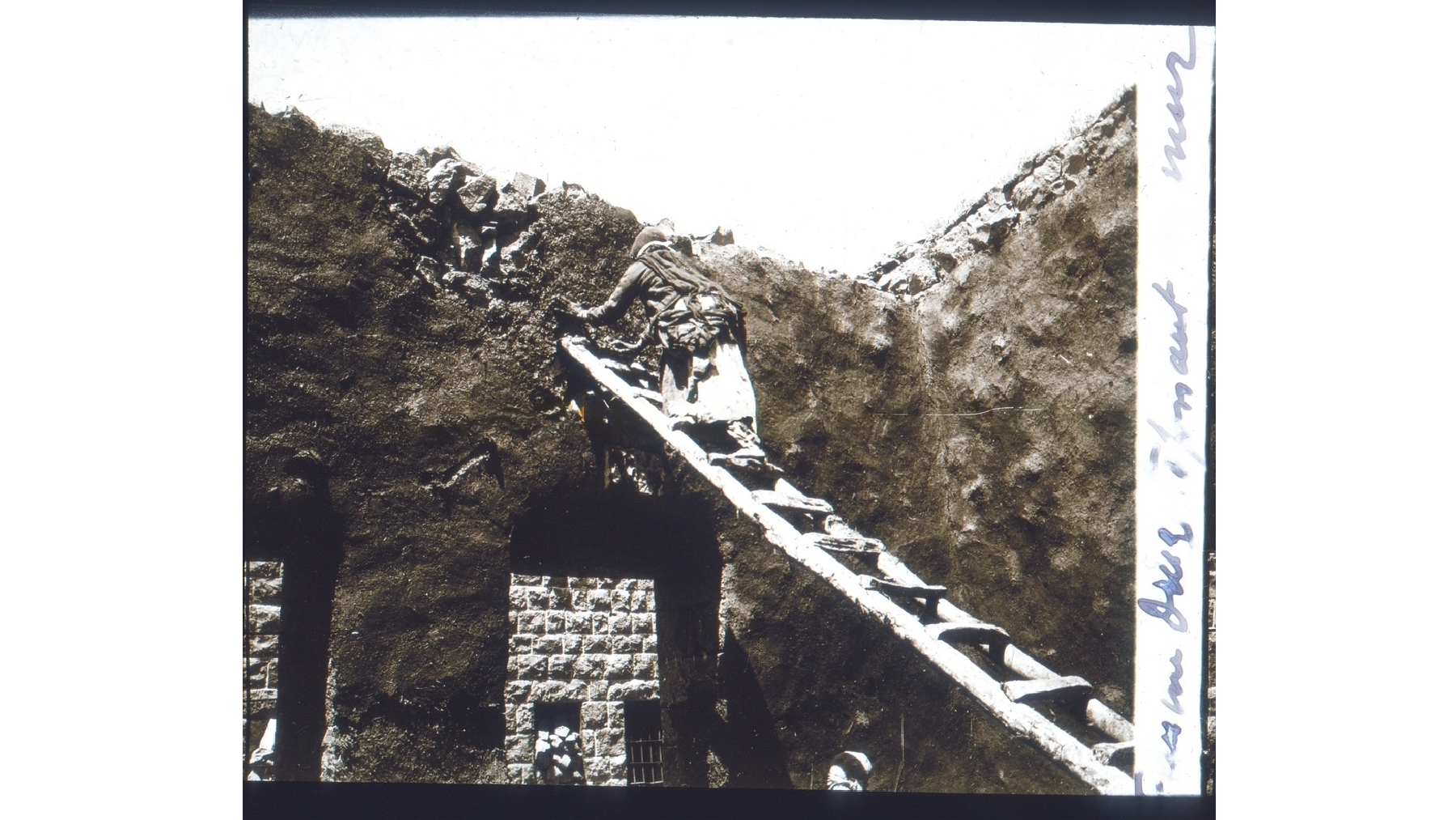 صورة لامراة درزية تكسو جدار في عام1925