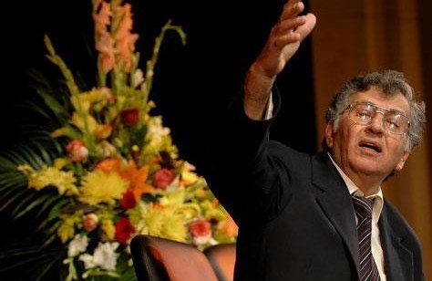 سميح القاسم شاعر فلسطين الذي تعالى على الألقاب