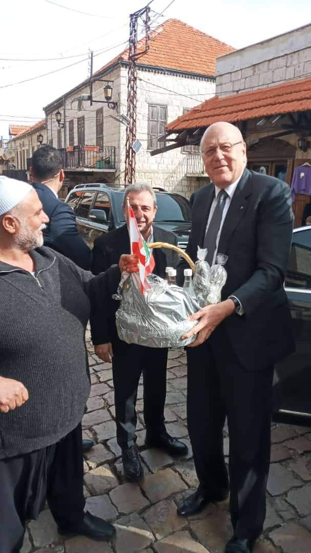 هدية الشيخ الدرزي لرئيس حكومة لبنان