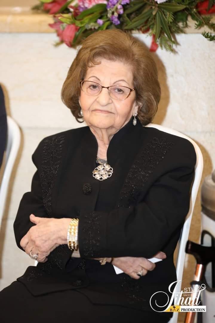 حياة النكدي مكرّمة في الجامعة اليسوعية 
