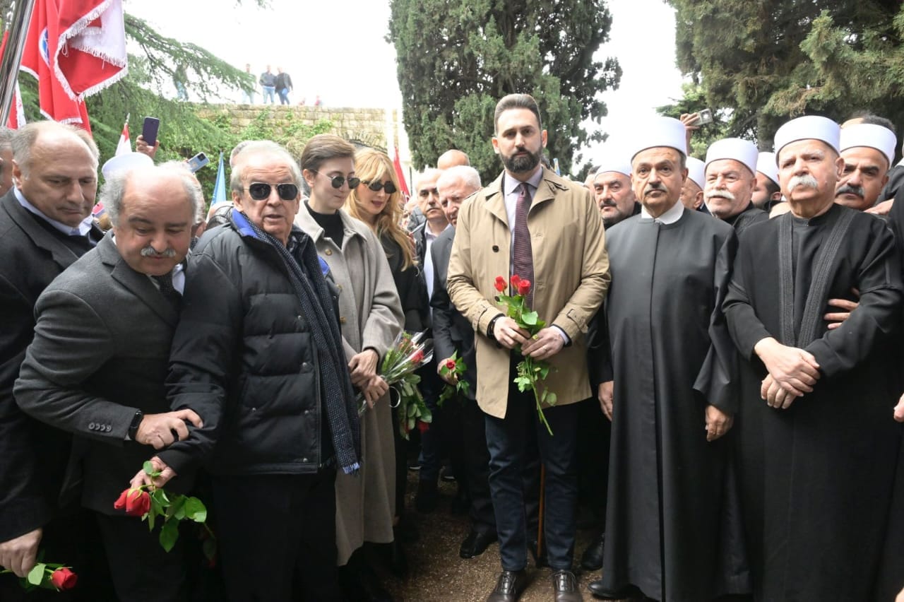 حشود أمّت ضريح كمال جنبلاط في الذكرى 47 للإستشهاد