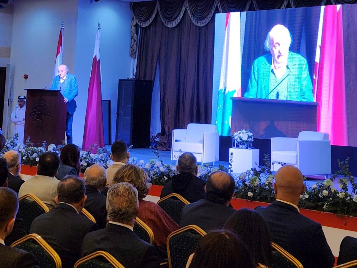 وليد جنبلاط يلتقي أبناء الجالية في قطر