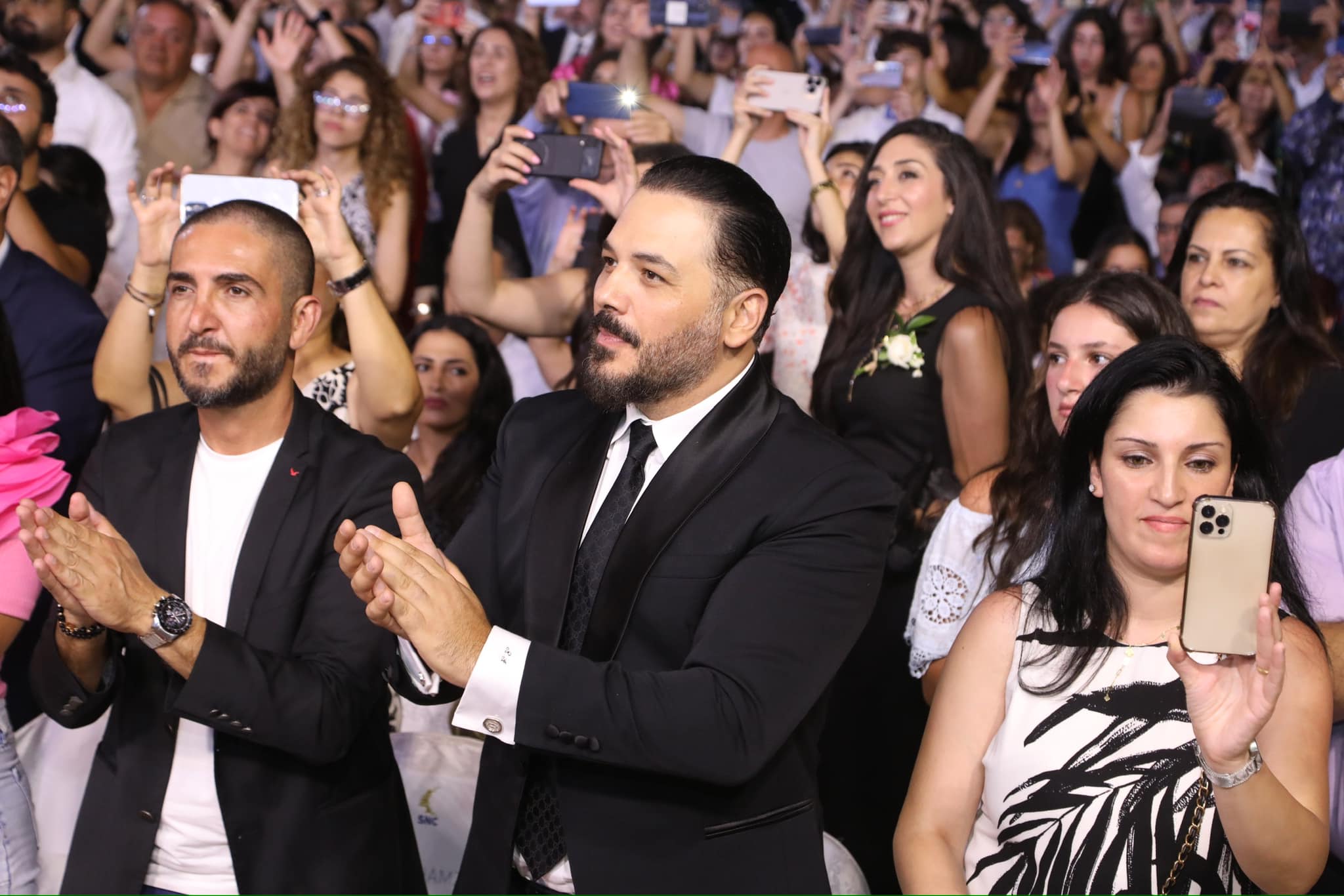 بالصور: رامي عياش يشارك تلاميذ فرحة تخرّجهم
