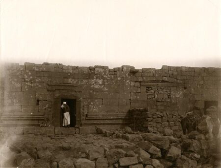 المعبد والكنيسة في ميماس 11/12/1904 للرحالة بتلر.