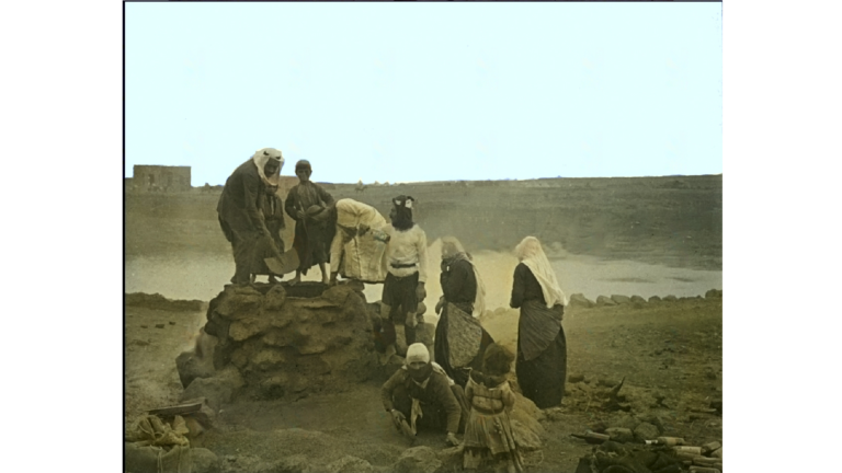 عائلة درزية تسلق القمح عام 1926م -جبل العرب