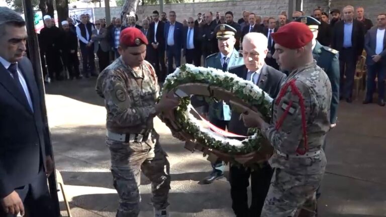 إكليل زهر على ضريح الأمير مجيد ارسلان