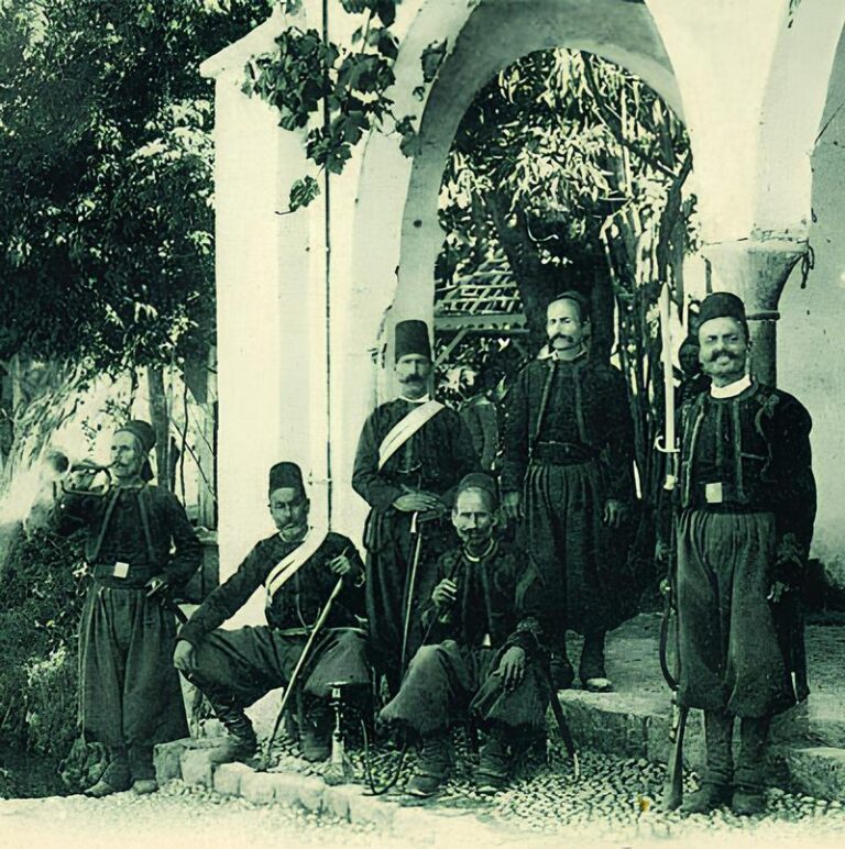 مقاتلون دروز خلال فترة حكم الشيخ بشير جنبلاط.