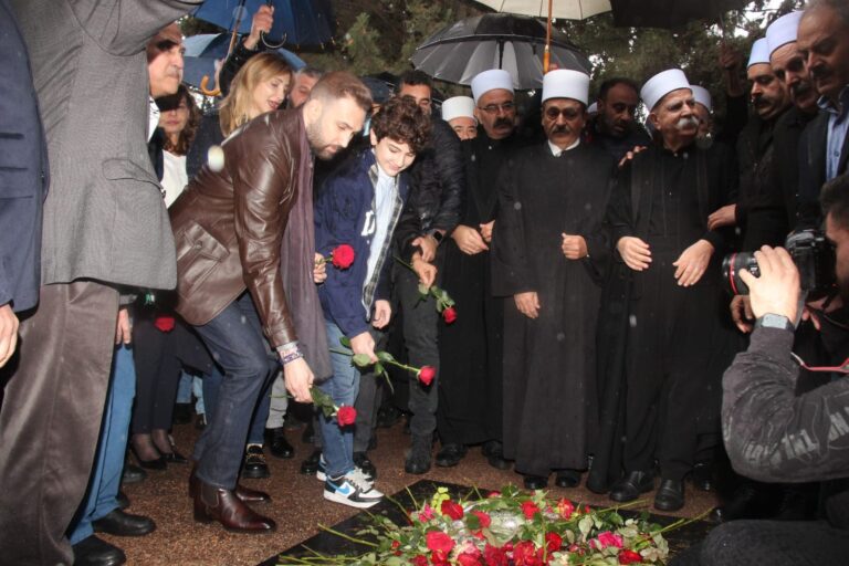 زهرة على ضريح كمال جنبلاط في ذكرى ميلاده زهرة على ضريح كمال جنبلاط في ذكرى ميلاده