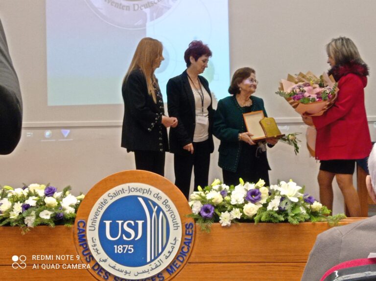 حياة النكدي مكرّمة في الجامعة اليسوعية 