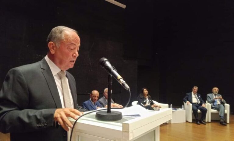 الشاعر وجدي عبد الصمد يوقّع ديوان "لم يبق لي غير الكلمات"