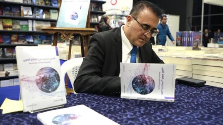 نضال أبو زكي وقّع كتابه "المدن الذكية في العالم العربي وتأثيراتها الاقتصادية والاجتماعية"