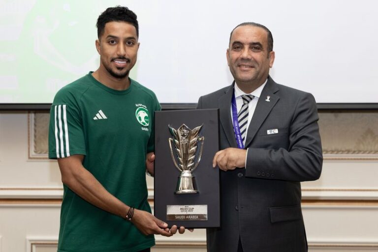 بشير عبد الخالق يسلّم قائد المنتخب السعودي درع المشاركة في كأس آسيا 2024