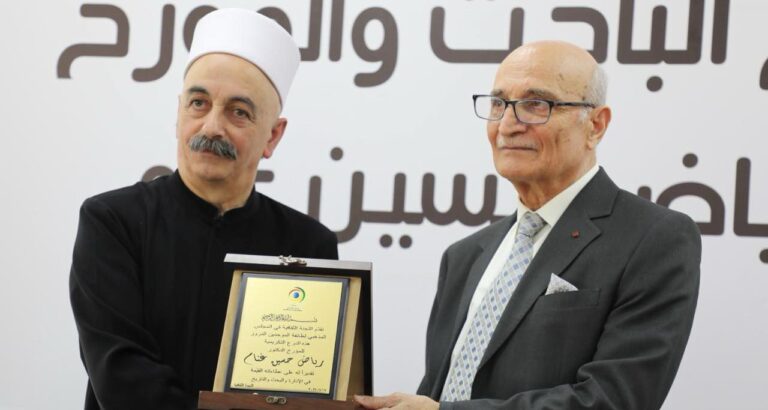 الباحث والمؤرخ رياض غنّام مكرَّماً الباحث والمؤرخ رياض غنّام مكرَّماً