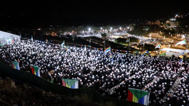 بالصور: الآلاف شاركوا بالزيارة السنوية لمقام النبي شعيب في حطين لعام 2024 بالصور: الآلاف شاركوا بالزيارة السنوية لمقام النبي شعيب في حطين