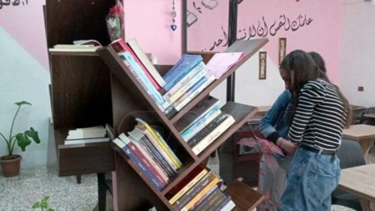 سيدة في السويداء تؤسس مشروعاً ثقافياً عبر مكتبة للقراءة والمطالعة