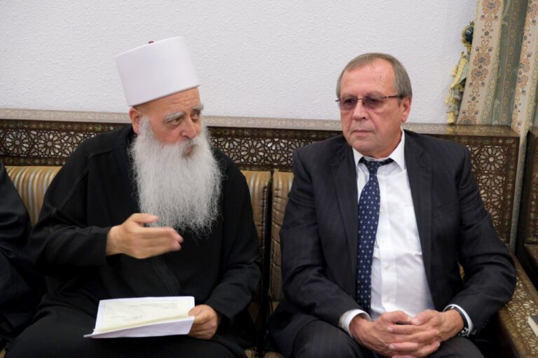 السفير الروسي يهنئ الشيخ موفق طريف