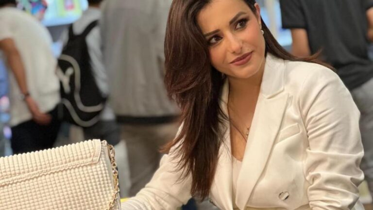 الشاعرة أصالة لمع توقّع ديوانها في الرباط