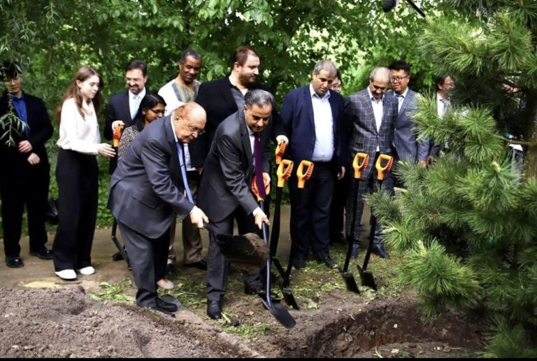 السفير اللبناني يزرع أرزة في موسكو ويلتقي لافروف السفير اللبناني يزرع أرزة في موسكو ويلتقي لافروف