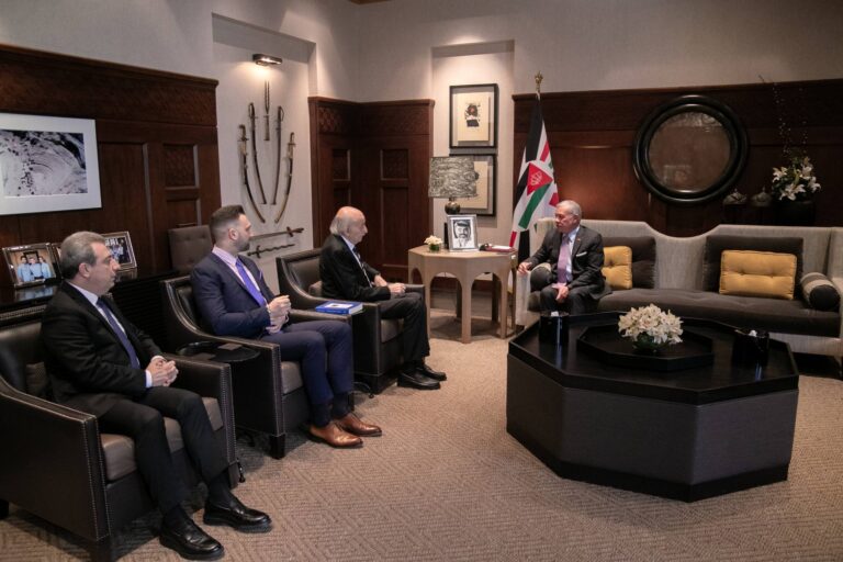ملك الأردن استقبل وليد جنبلاط بحضور الصفدي ملك الأردن استقبل وليد جنبلاط بحضور الصفدي