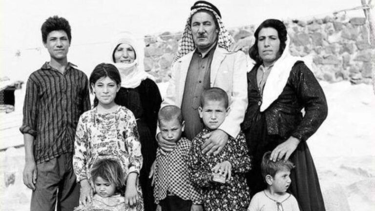 عائلة درزية بالزي الشعبي في الأردن عام 1963