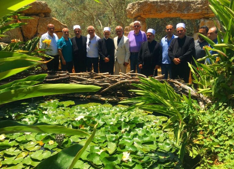 لقاء ثقافي في “كهف الفنون” لقاء ثقافي في "كهف الفنون"