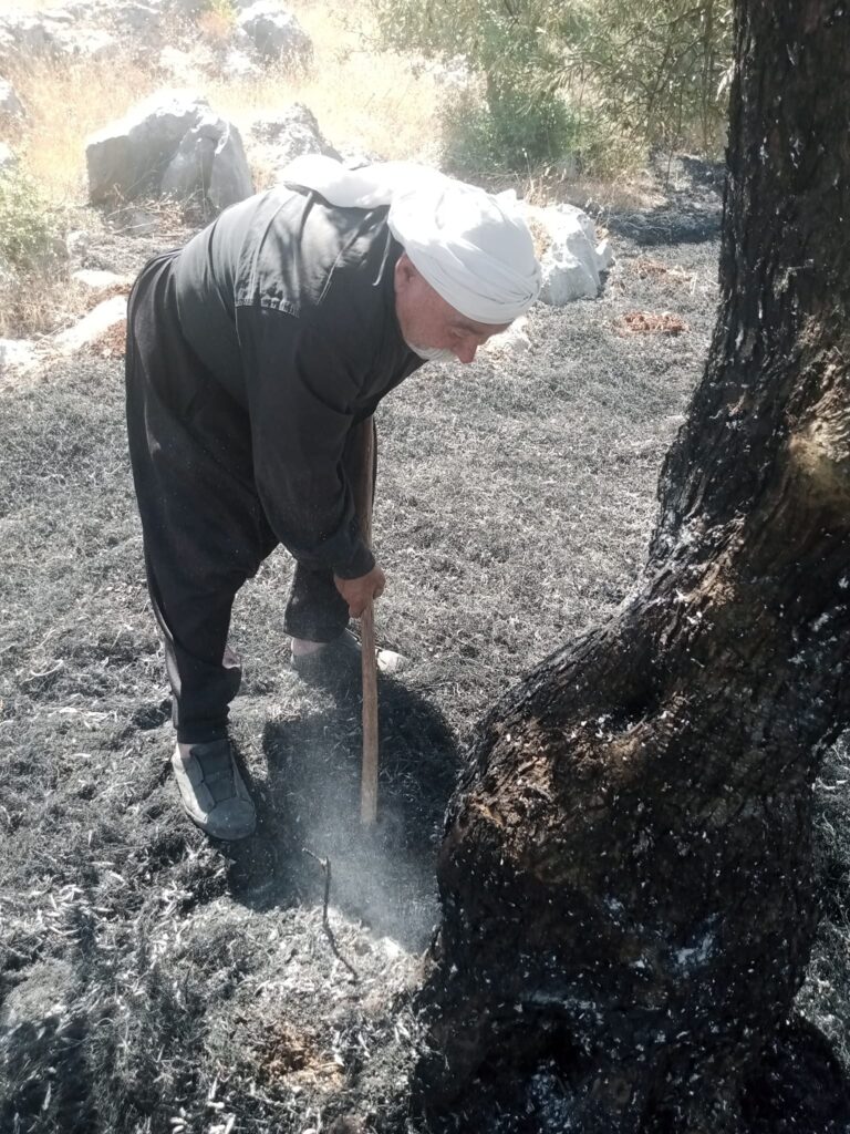 بالصورة: ابن الأرض… شيخ درزي مسنّ “ينتخي” لإطفاء حريق في قريته بالصورة: ابن الأرض... شيخ درزي مسنّ "ينتخي" لإطفاء حريق في قريته