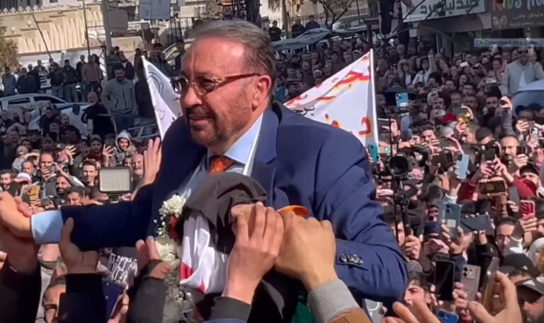 استقبال حافل في السويداء: فيصل القاسم يعود إلى مسقط رأسه ويلتقي حكمت الهجري